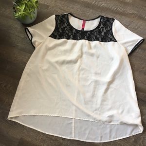 Size 1X White Short Sleeved Blouse With Black Lace